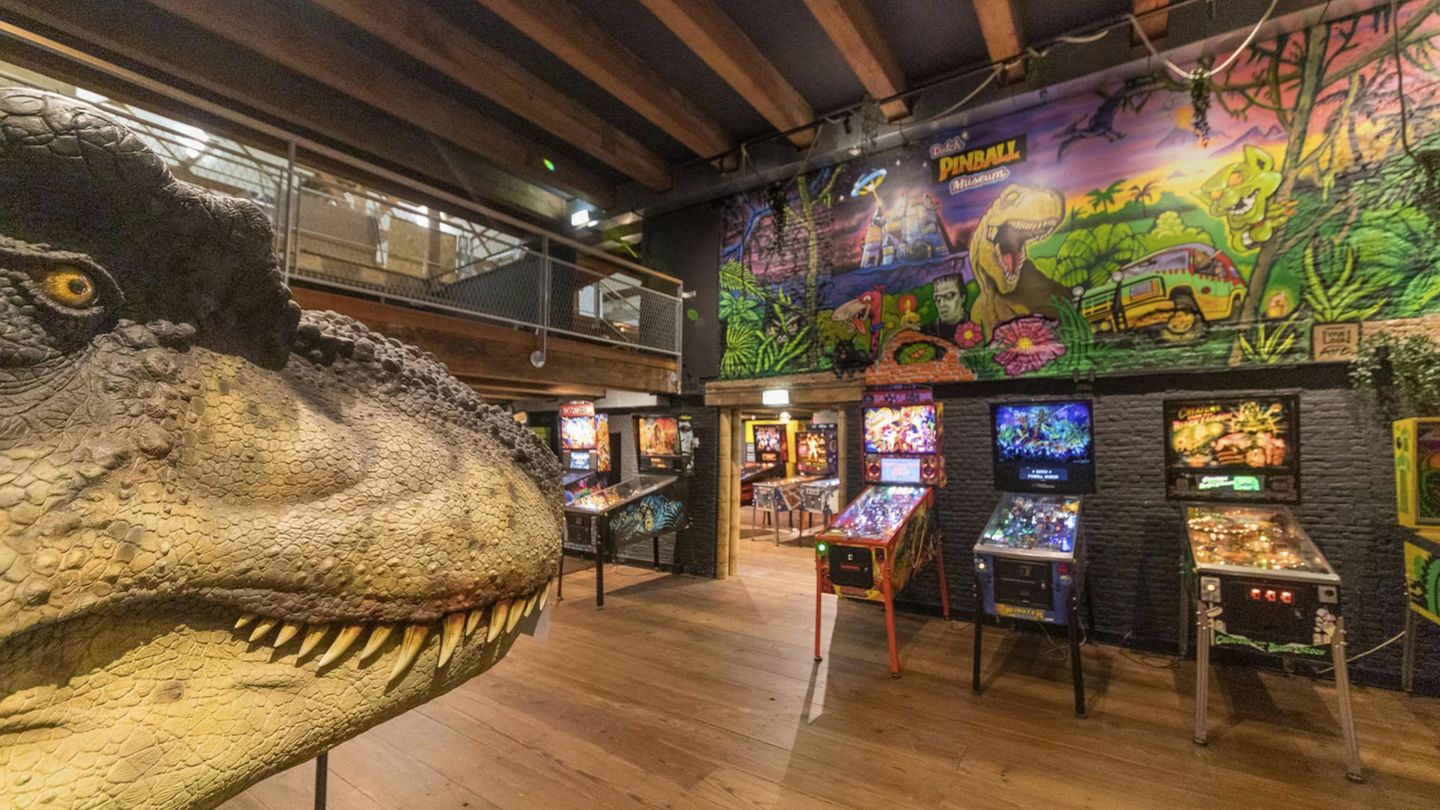 Ein Museum, in dem man stundenlang kostenlos flippern darf? Das gibt es wirklich. Im Rotterdamer Dutch Pinball Museum in einem alten Lagerhaus im historischen Hafen stehen mehr als 100 Flipperautomaten, die ältesten teils noch mechanisch betrieben von 1934, die jüngsten aufwändige Spielcomputer wie der Foo Fighters Premium von 2023. Die Hochzeit der flimmernden Flipperkisten war in den 70ern. In fast jeder Kneipe stand ein Tisch mit Bumper und Slingshots, Targets, wilden Bildern und Bling-Bling-Begleitmusik. Computerspiele verdrängten die Flipperautomaten. Retrofans fingen an zu sammeln, so auch der Niederländer Gerard van de Sanden. Bis seine Wohnung für die vielen Maschinen einfach zu klein wurde. Der Startschuss für das Museum, das 2015 eröffnete und regelmäßig auch Tourniere veranstaltet.