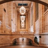 Ein hoher Raum mit Kronleuchtern und einer Rampe, dort sieht man schon das Gewölbe.