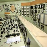 Großes Schaltpult, Kontrollinstrumente an der Wand, sehr altmodisch.