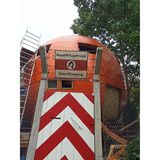 Tür mit Stacheldraht, der Grenzübergang zur Mikronation, eine große runde Kugel, daneben Bäume