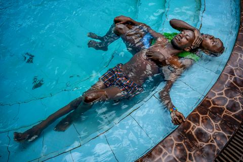 zwei Personen eng beieinander im Schwimmbecken vor oben betrachtet