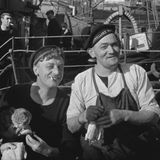 Segler hält Katze in Arm