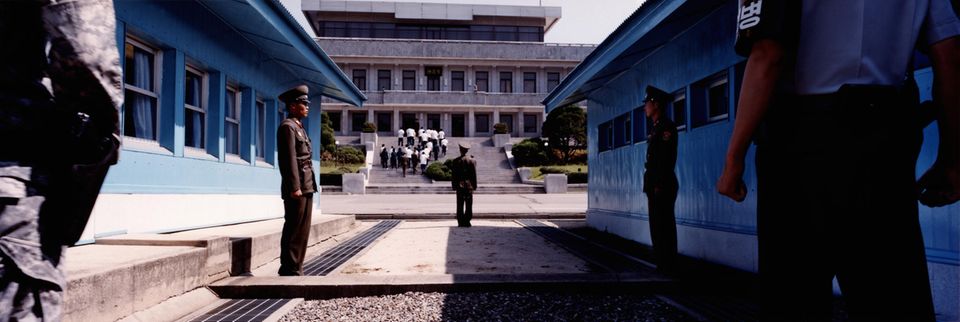 Soldaten stehen in der demilitarisierten Zone