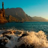 Brandung vor Felslandschaft bei Abendsonne