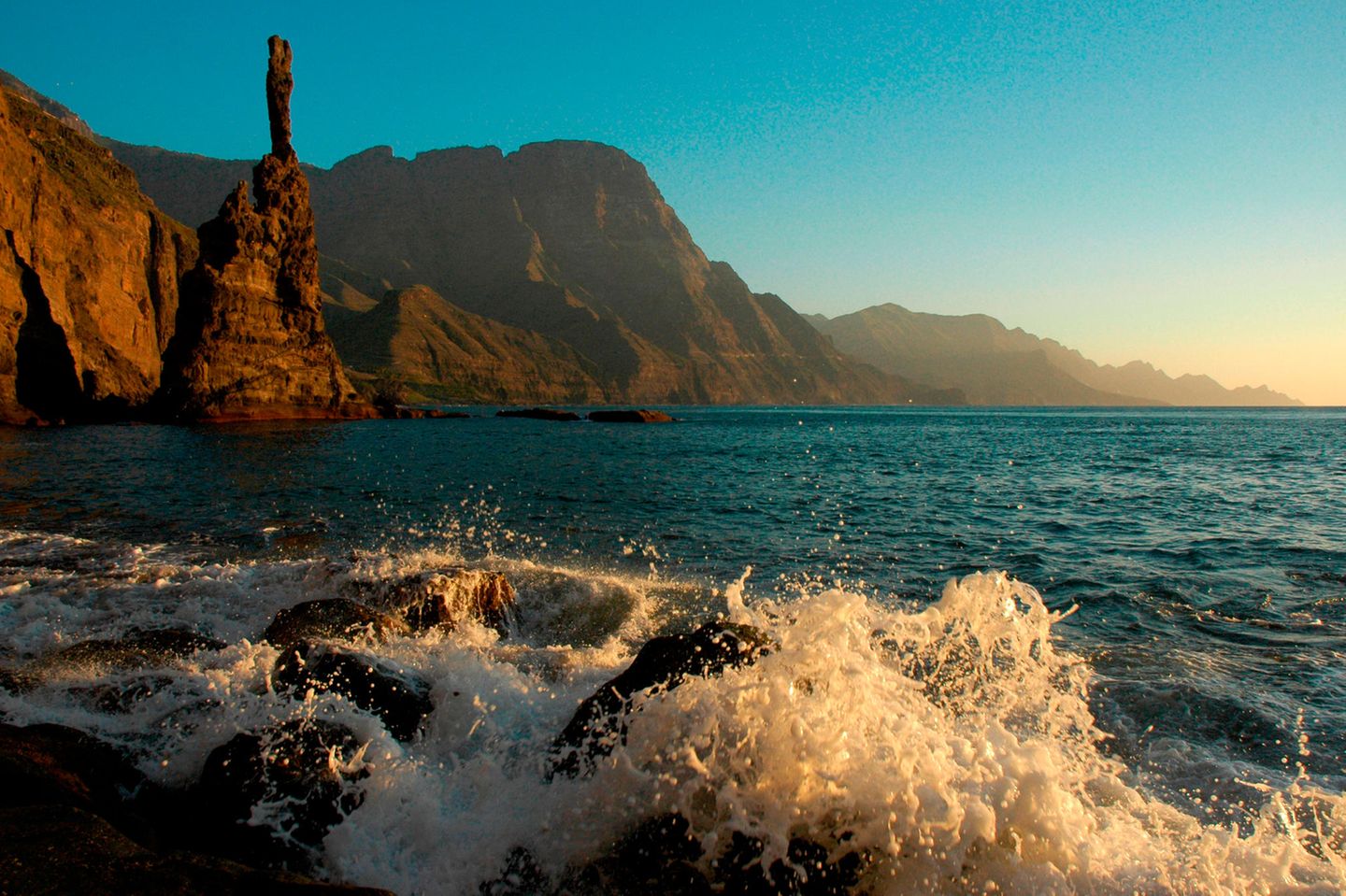 Puerto des las Nieves: Besuch im Fischerdorf Brandung vor Felslandschaft bei Abendsonne