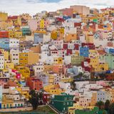 Blick auf eine Stadt mit bunten Häusern an einen Berghang gebaut