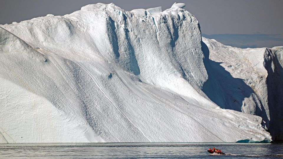 Touristenboot vor Gletscherfront in Ilululissat Touristenboot vor Gletscherfront in Ilululissat