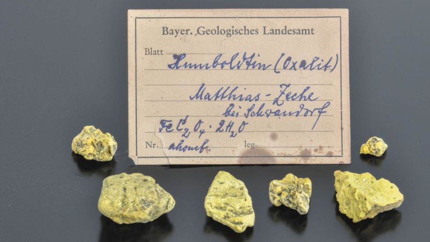 Etwa haselnussgroße Brocken des äußerst seltenen Minerals Humboldtin haben Fachleute in einer Gesteinssammlung im Norden Bayerns