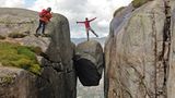 Eine Frau lässt sich am 21.08.2010 auf einem fünf Kubikmeter großen Stein im Felsplateau Kjerag (Kiragg) in Norwegen fotografieren, der in 1000 Meter Höhe über dem Lysefjord eingeklemmt hängt. Der Aufstieg zum Kjerag gilt als mühsam und dauert über zwei Stunden