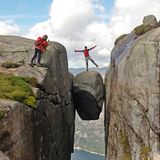 Eine Frau lässt sich am 21.08.2010 auf einem fünf Kubikmeter großen Stein im Felsplateau Kjerag (Kiragg) in Norwegen fotografieren, der in 1000 Meter Höhe über dem Lysefjord eingeklemmt hängt. Der Aufstieg zum Kjerag gilt als mühsam und dauert über zwei Stunden