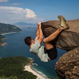 Ein Mann hängt an dem «Pedra do Telegrafo» mit dem Meer im Hintergrund. Touristen und Einheimische lassen sich hier an der Spitze des Felsens in scheinbar waghalsigen Posen ablichten.