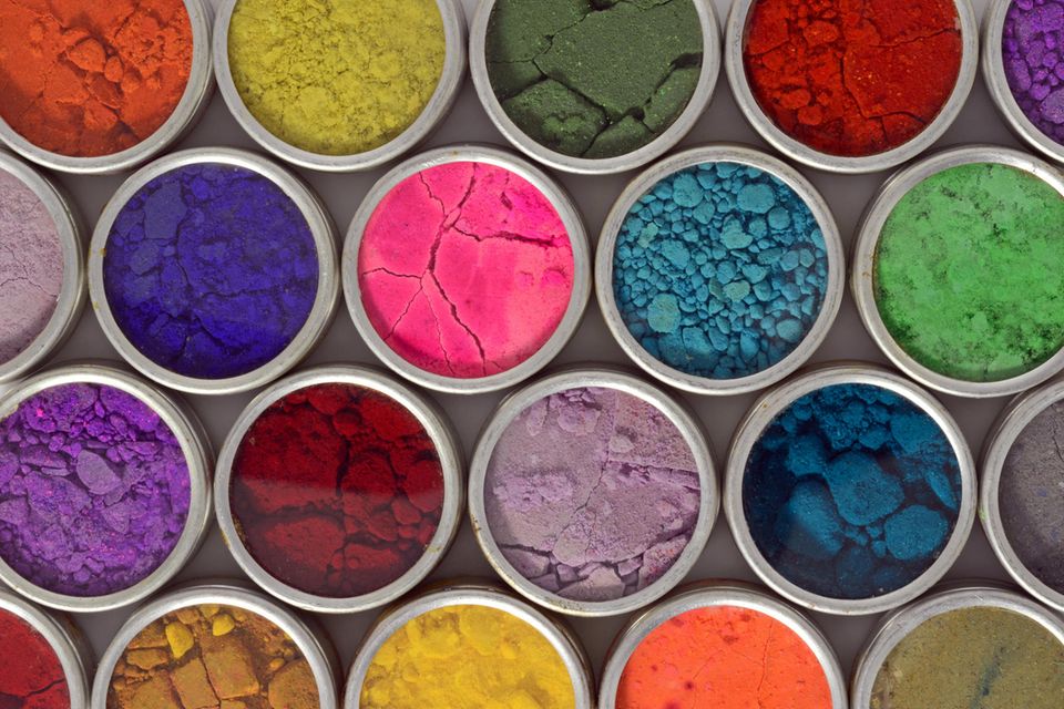 Dosen mit verschiedenfarbigen Pigmenten