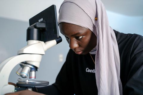 Rokhaya Diagne an einem Mikroskop