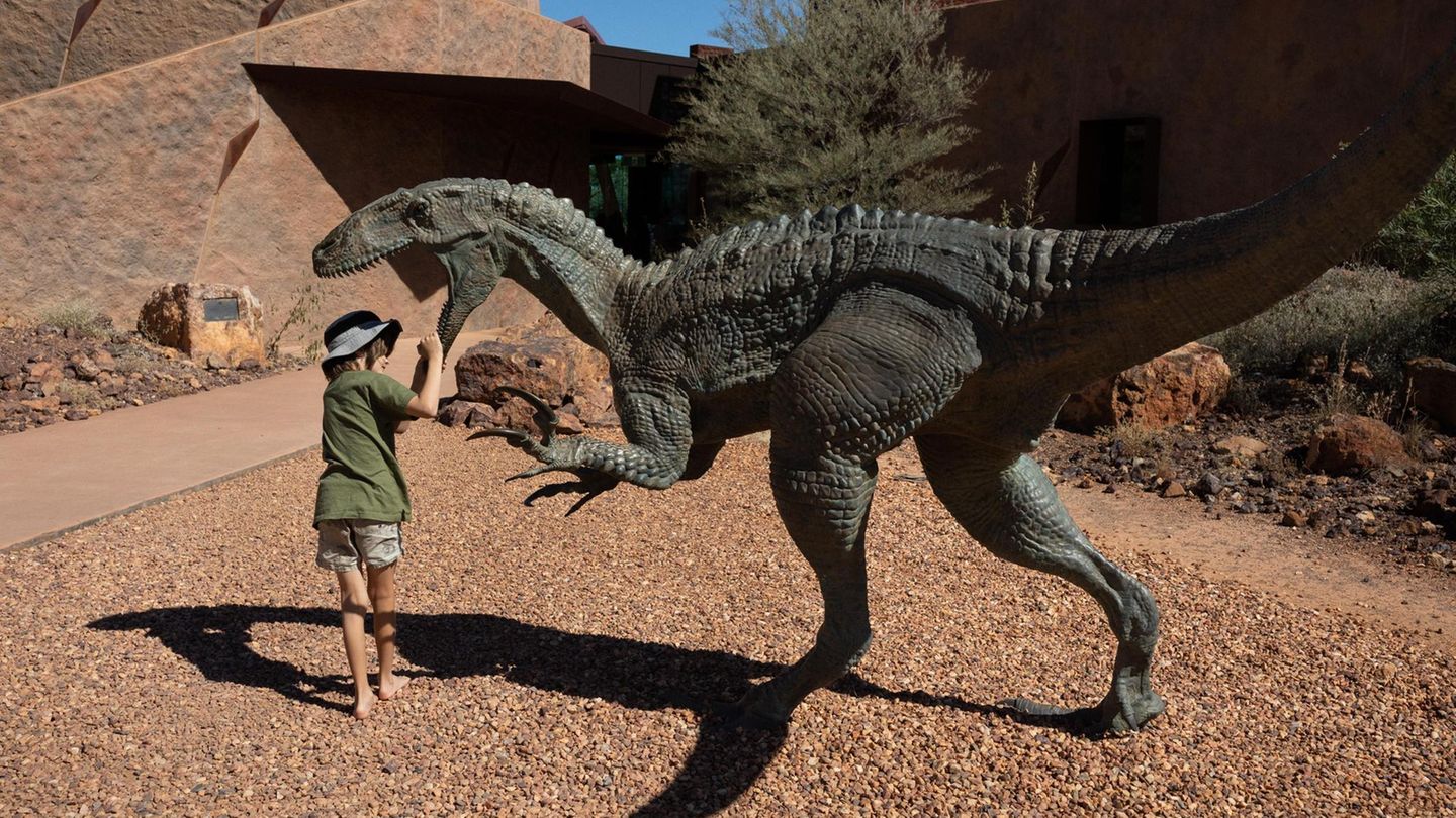 Junge spielt mit Dinosaurier-Nachbildung