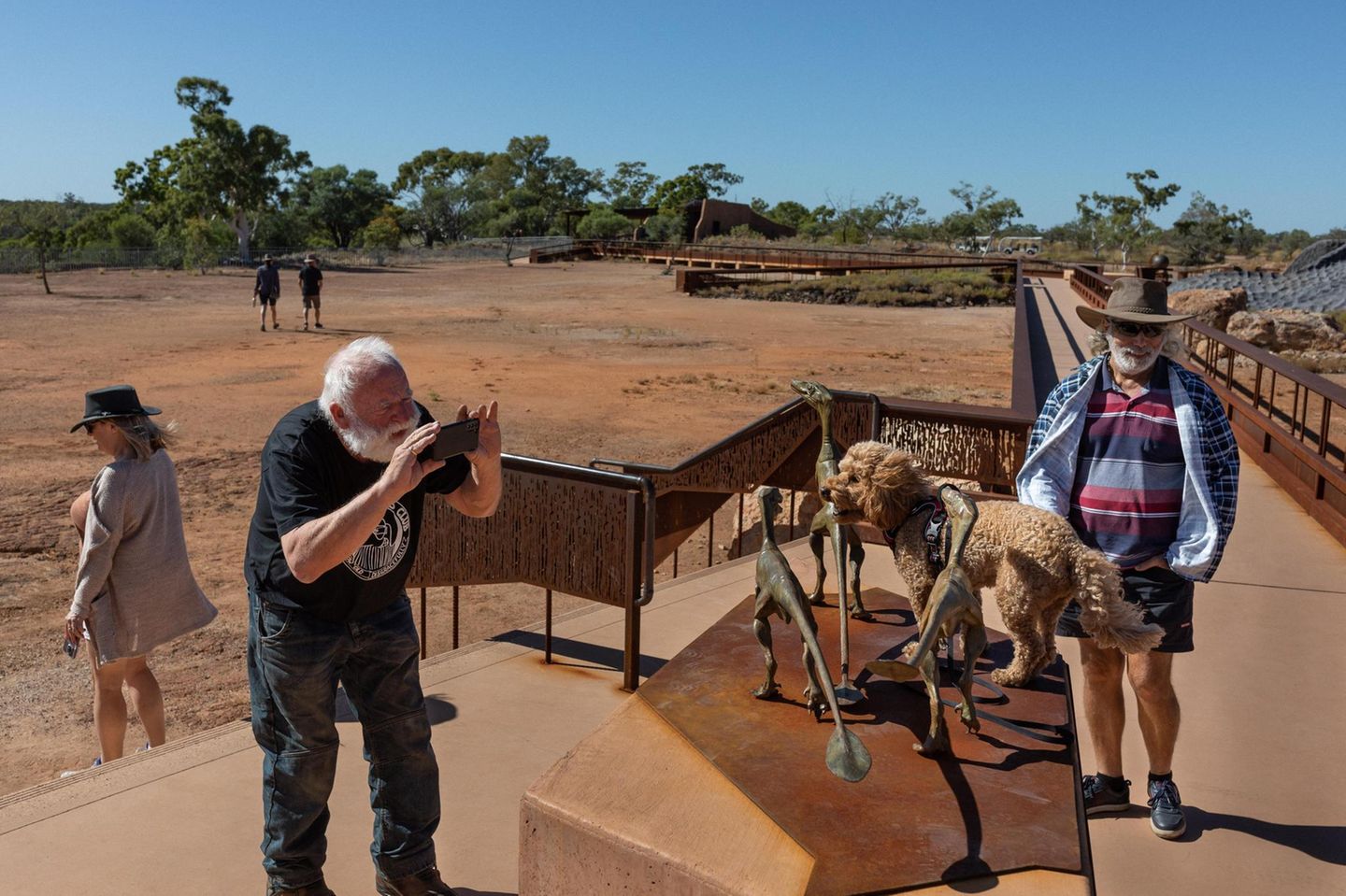 Tourist fotografiert Dinosaurier-Exponat