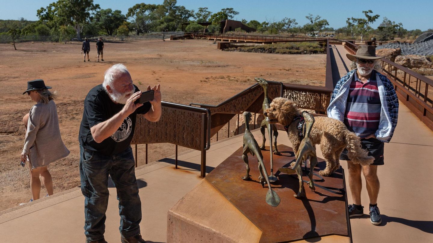 Tourist fotografiert Dinosaurier-Exponat