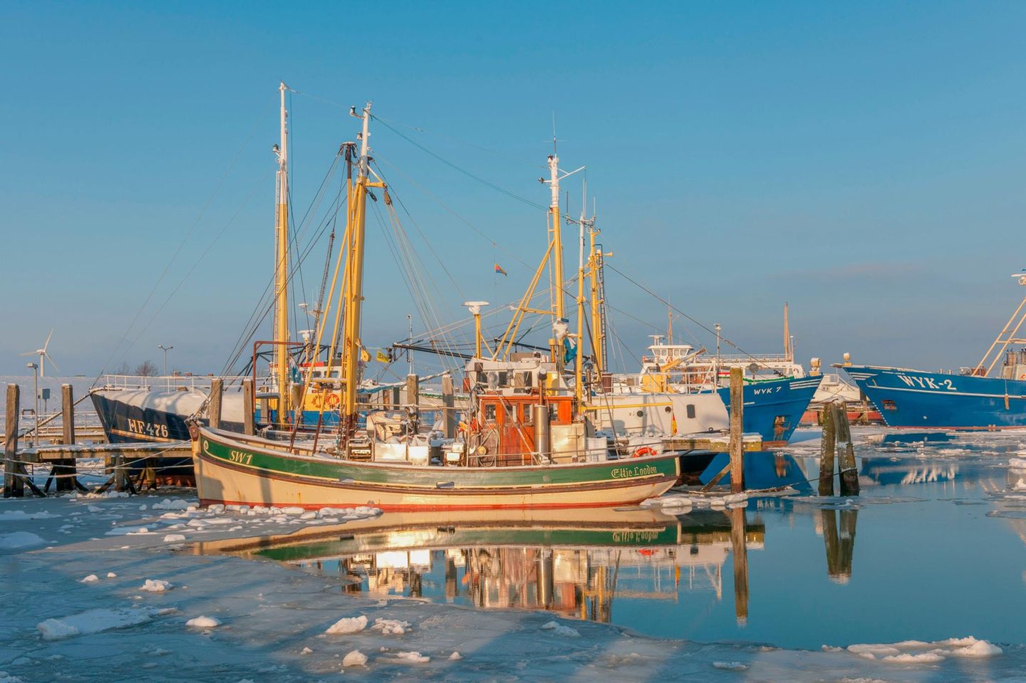 Fischerboote im Hafen, ein paar Eisschollen