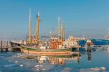 Fischerboote im Hafen, ein paar Eisschollen