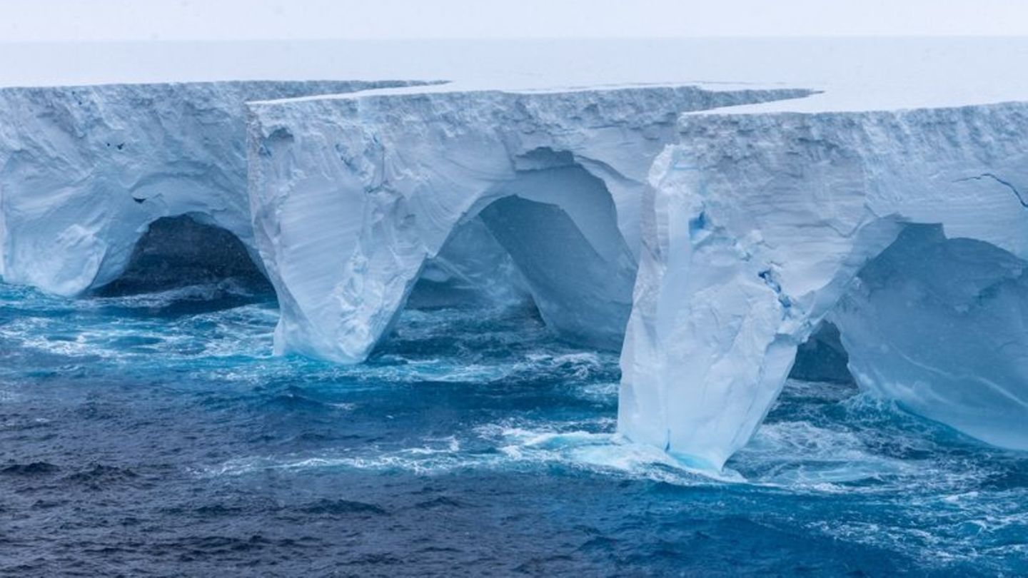 Wind und Wellen haben riesige Bögen und höhlenartige Vertiefungen in den größten Eisberg der Erde gemeißelt