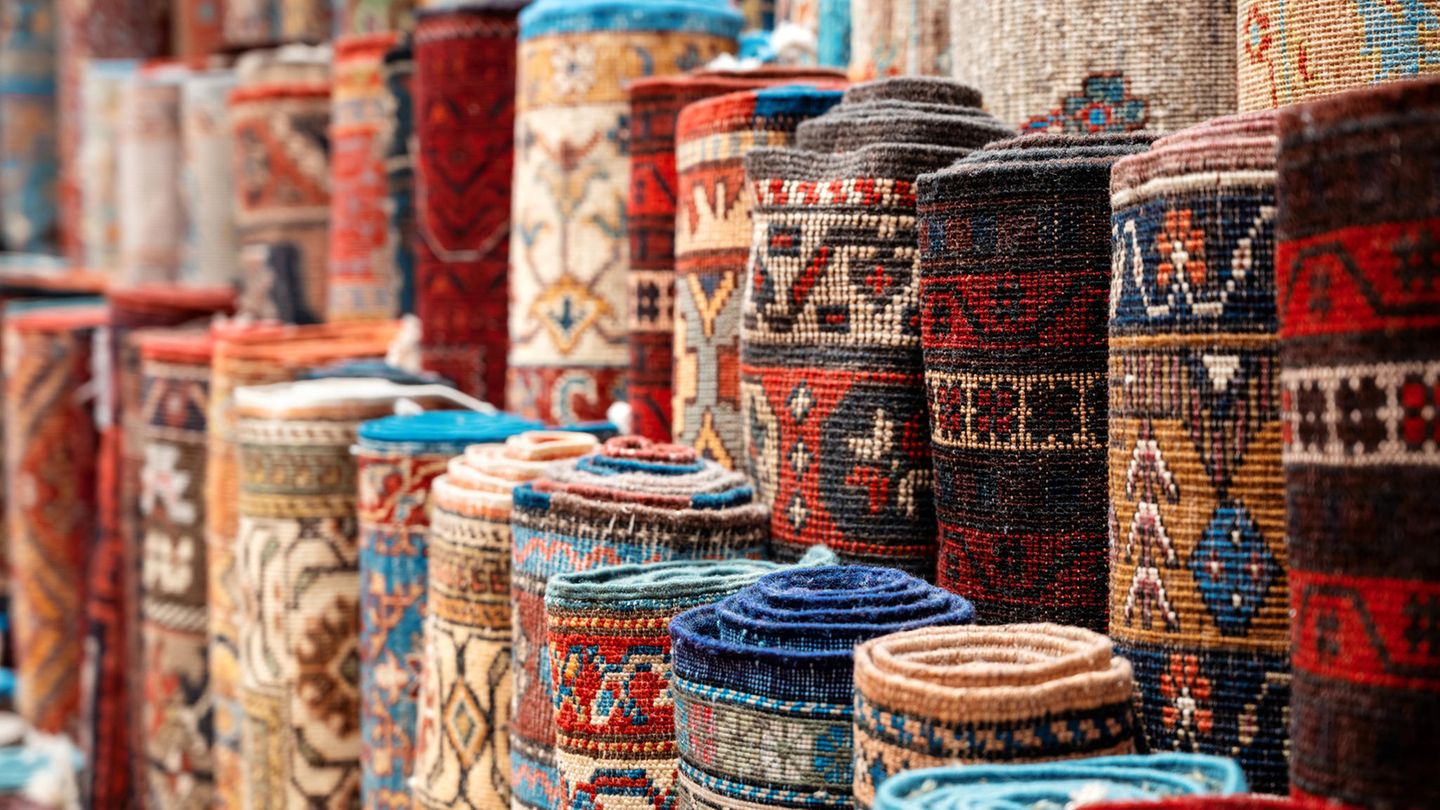 Orientteppiche an einem Souvenirstand