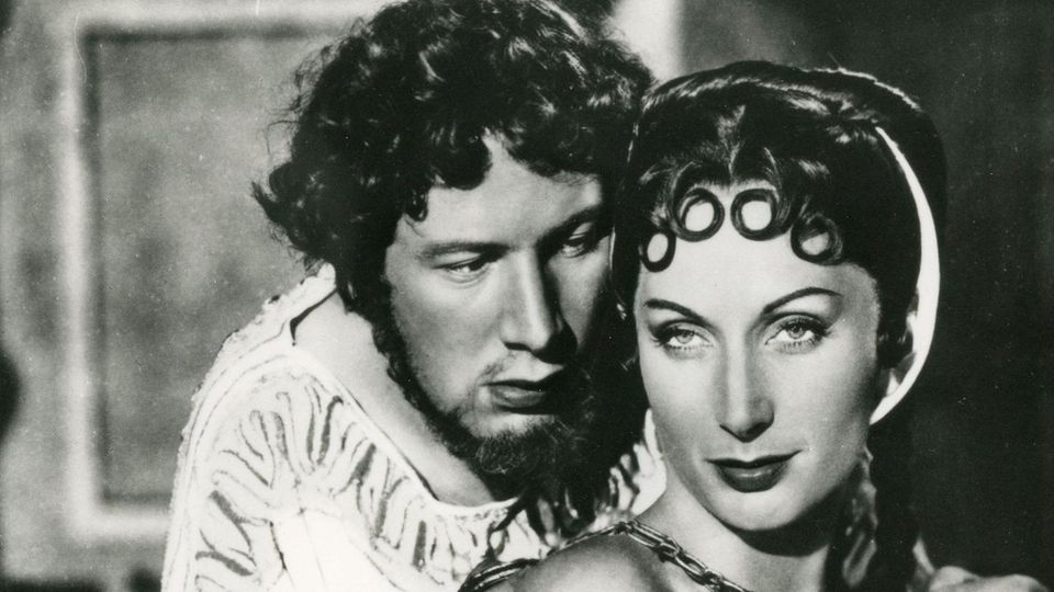 Peter Ustinov als Nero mit Kaiserin Poppea in schwarz_weiss Peter Ustinov als Nero mit Kaiserin Poppea in schwarz_weiss