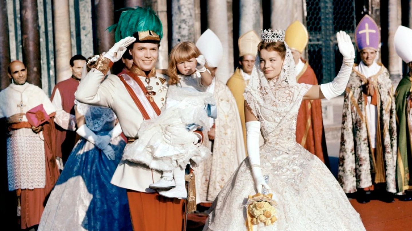 Fimszene aus Sissi mit Romy Schneider, Karl-Heinz Böhm und Tochter in Italien