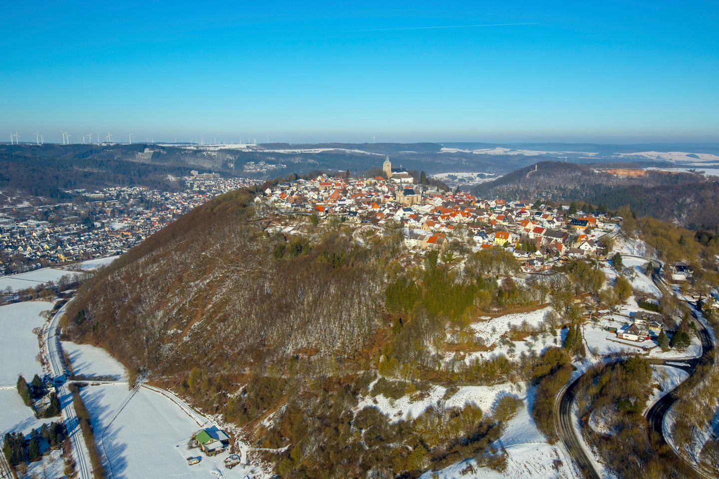 Obermarsberg: Der Sturz der heiligen Säule Blick über einen Berg mit Häusersiedlung