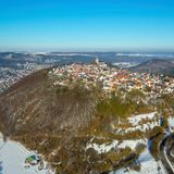 Blick über einen Berg mit Häusersiedlung