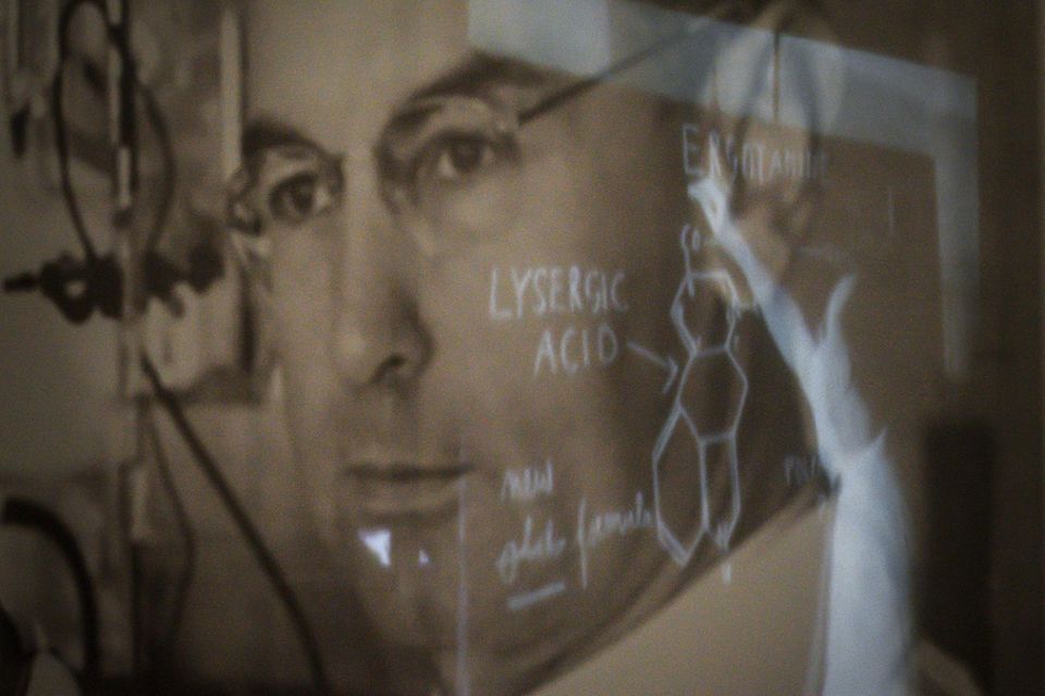 Albert Hofmann verfremdet als Collage (Periodensystem) auf dem Gesicht