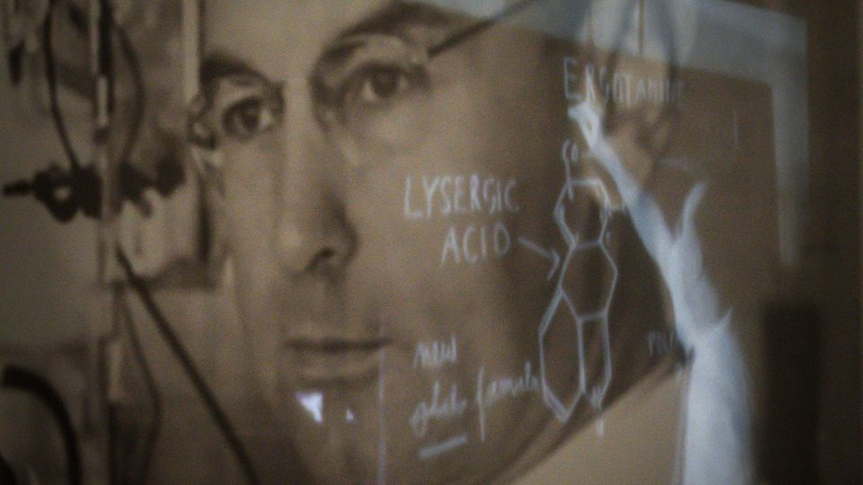 Albert Hofmann verfremdet als Collage (Periodensystem) auf dem Gesicht