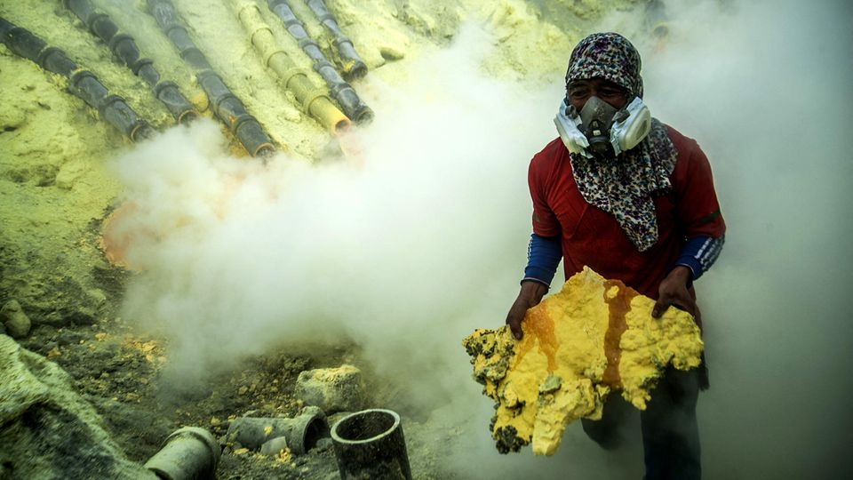 Endlich verstehen: Mit bloßen Händen und nur unzureichend vor Schwefeldämpfen geschützt, bauen Arbeiter am Kawah Ijen auf Java Schwefel ab Mit bloßen Händen und nur unzureichend vor Schwefeldämpfen geschützt, bauen Arbeiter am Kawah Ijen auf Java Schwefel ab
