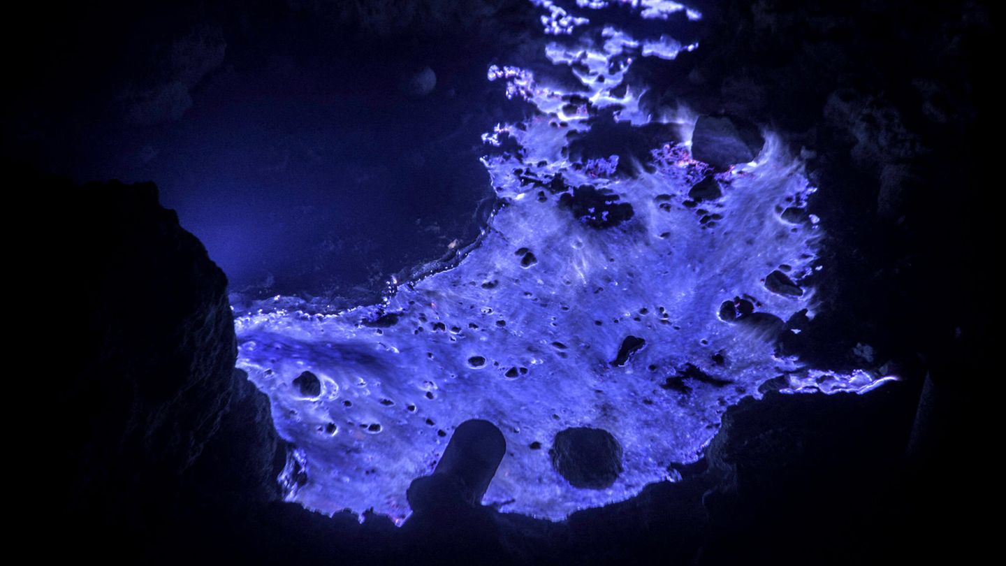 Endlich verstehen: Was sich hier blau leuchtend in den Kratersee Kawah Ijen (links oben im Bild) ergießt, ist keine Lava. Sondern brennender Schwefel Was sich hier blau leuchtend in den Kratersee Kawah Ijen (links oben im Bild) ergießt, ist keine Lava. Sondern brennender Schwefel