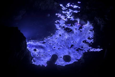 Was sich hier blau leuchtend in den Kratersee Kawah Ijen (links oben im Bild) ergießt, ist keine Lava. Sondern brennender Schwefel