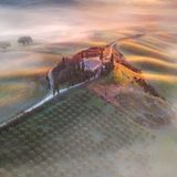 Haus in der Toskana im Nebel