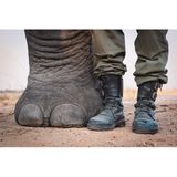 Nahaufnahme von einem Rhinozeros-Fuß neben zwei Menschenfüßen.