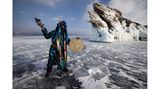 Schamane am Baikalsee in Russland