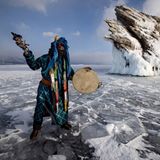 Schamane am Baikalsee in Russland