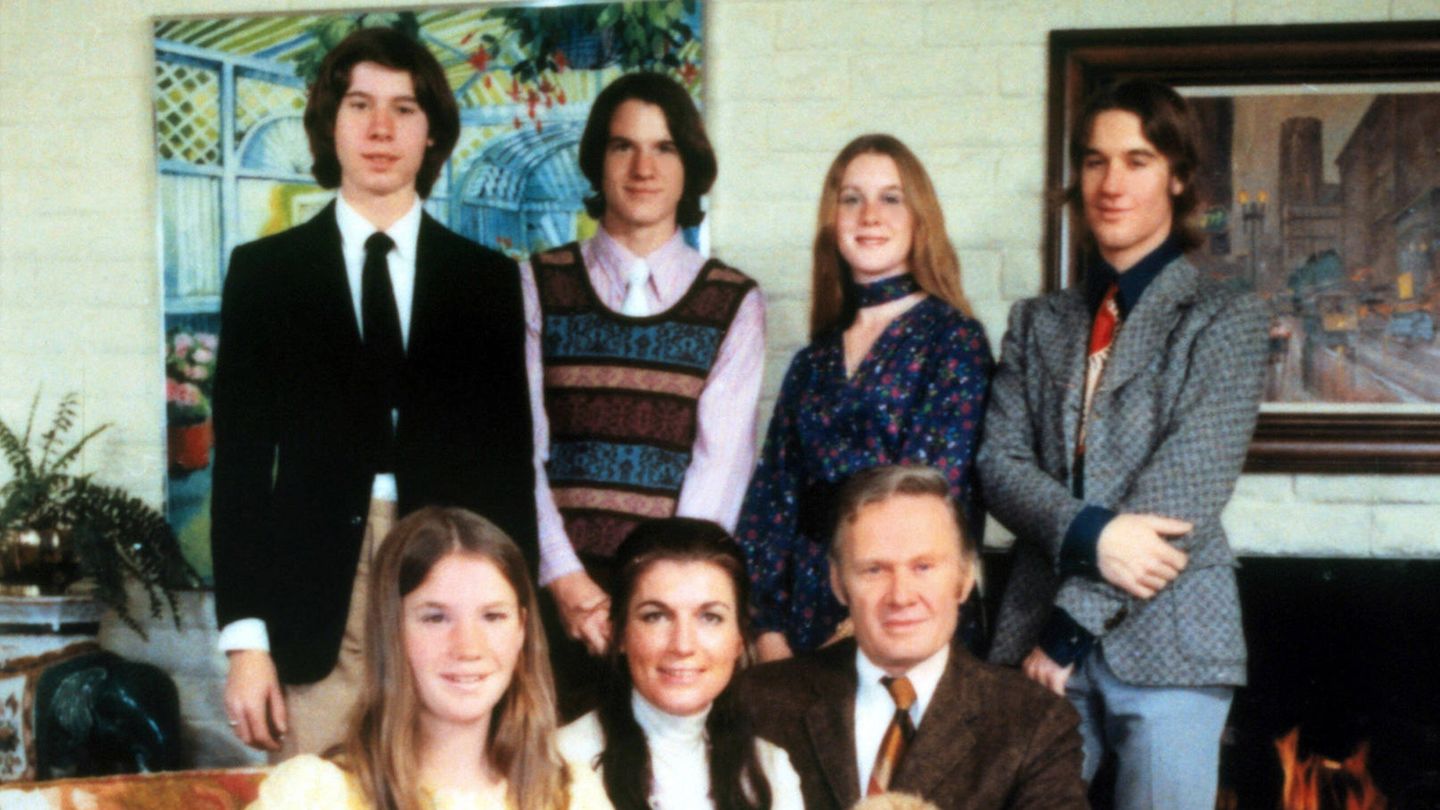 Familienportrait einer siebenköpfigen Familie mit zwei Hunden