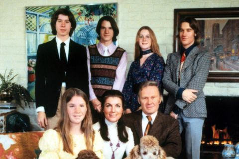 Familienportrait einer siebenköpfigen Familie mit zwei Hunden