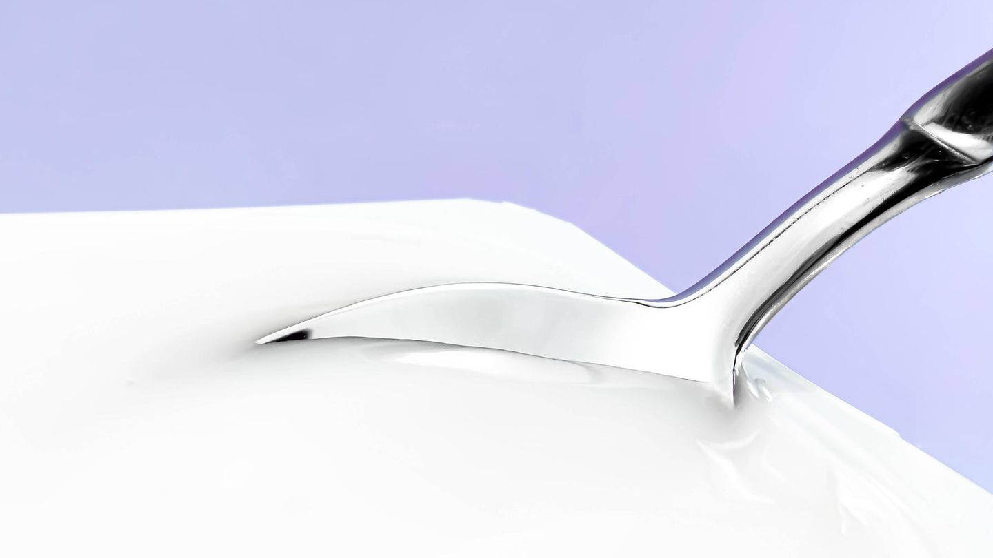 Ein Löffel in einem Joghurt