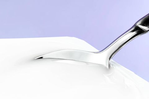 Ein Löffel in einem Joghurt