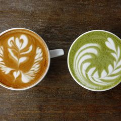 ein Tasse Kaffee und eine Tasse Matcha