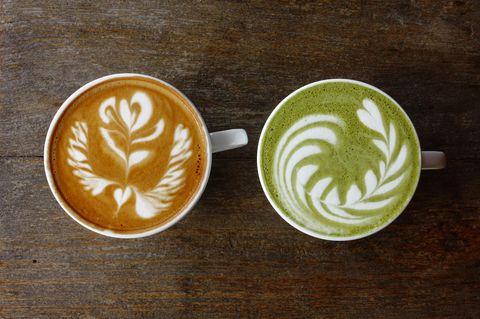 ein Tasse Kaffee und eine Tasse Matcha