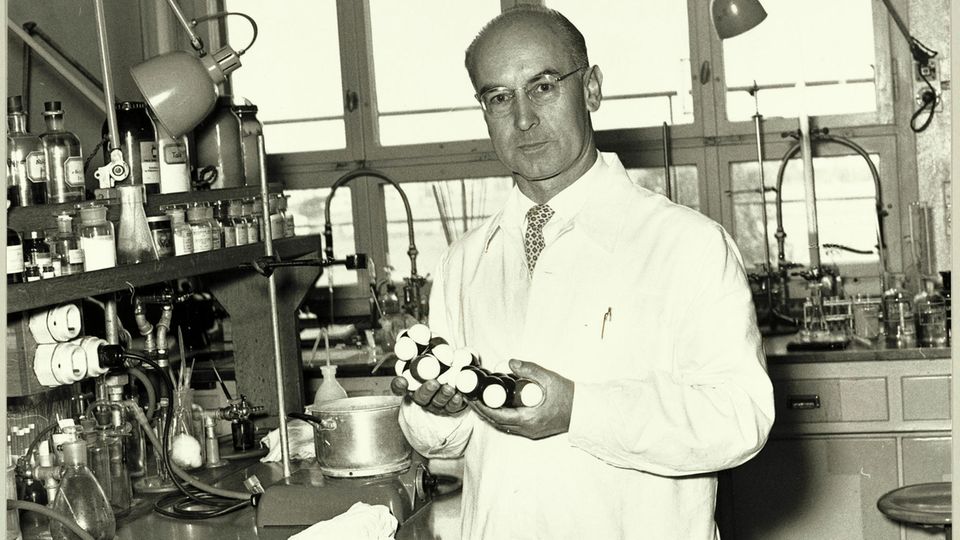 Albert Hofmann, Erfinder des LSD in seinem Labor in einem weissen Kittel in seinem Labor in den 50er Jahren