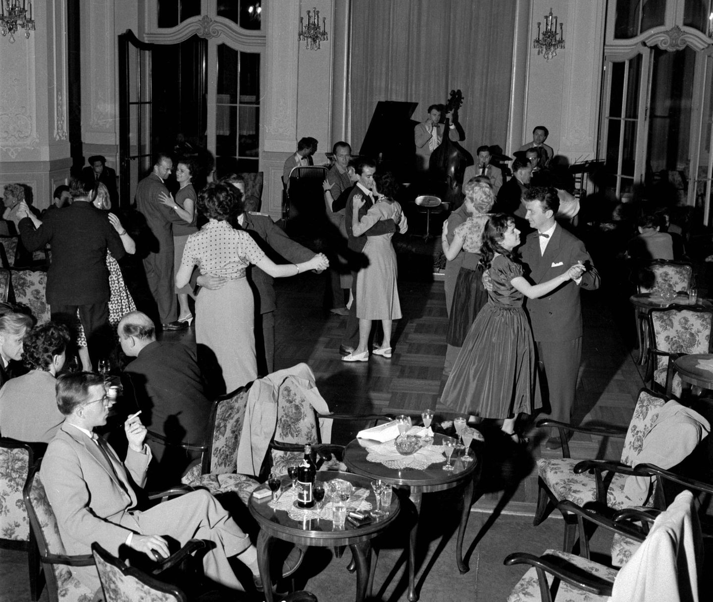 Partnertanz vor einem Klavier