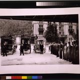 mehrere Kutschen und Portiers vor einem Gebäude