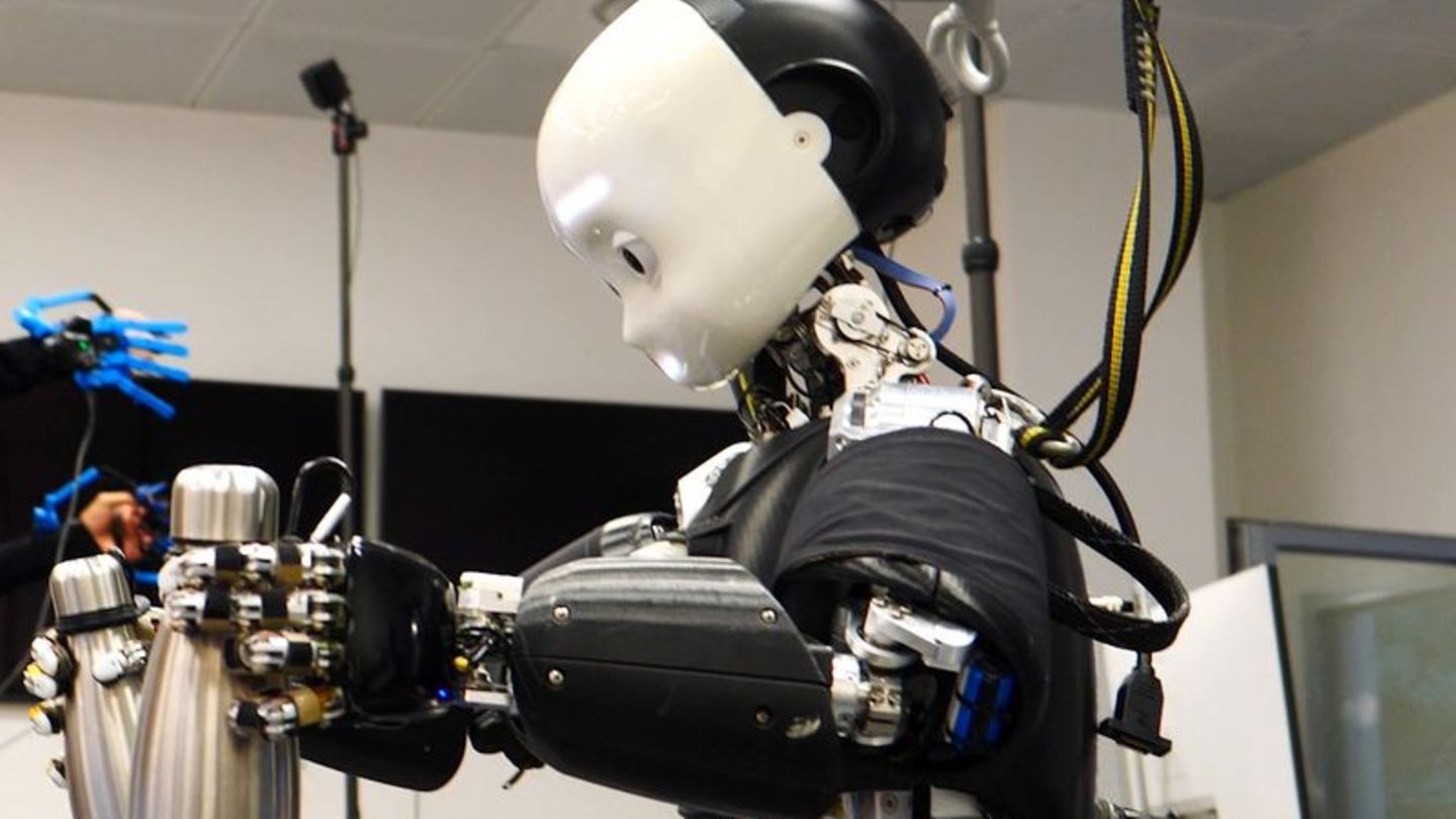 Der ferngesteuerte Roboter iCub3 kann umarmen