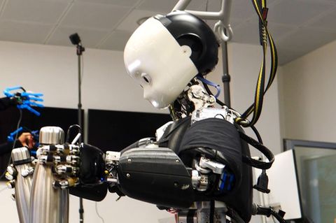 Der ferngesteuerte Roboter iCub3 kann umarmen