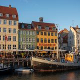 Hafenpromenade mit bunten Häusern und Schiffen