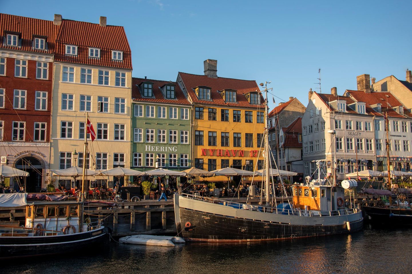 Hafenpromenade mit bunten Häusern und Schiffen